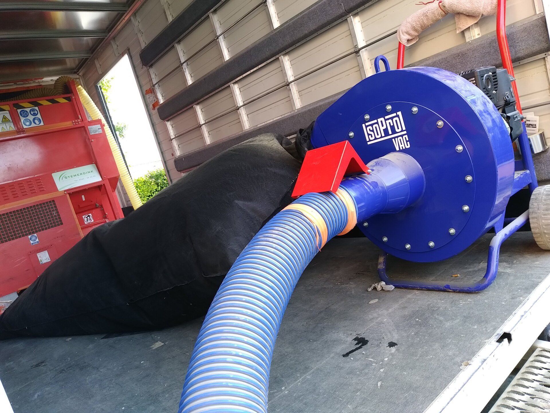 GTIsolation : Enlèvement ancien isolant par aspiration