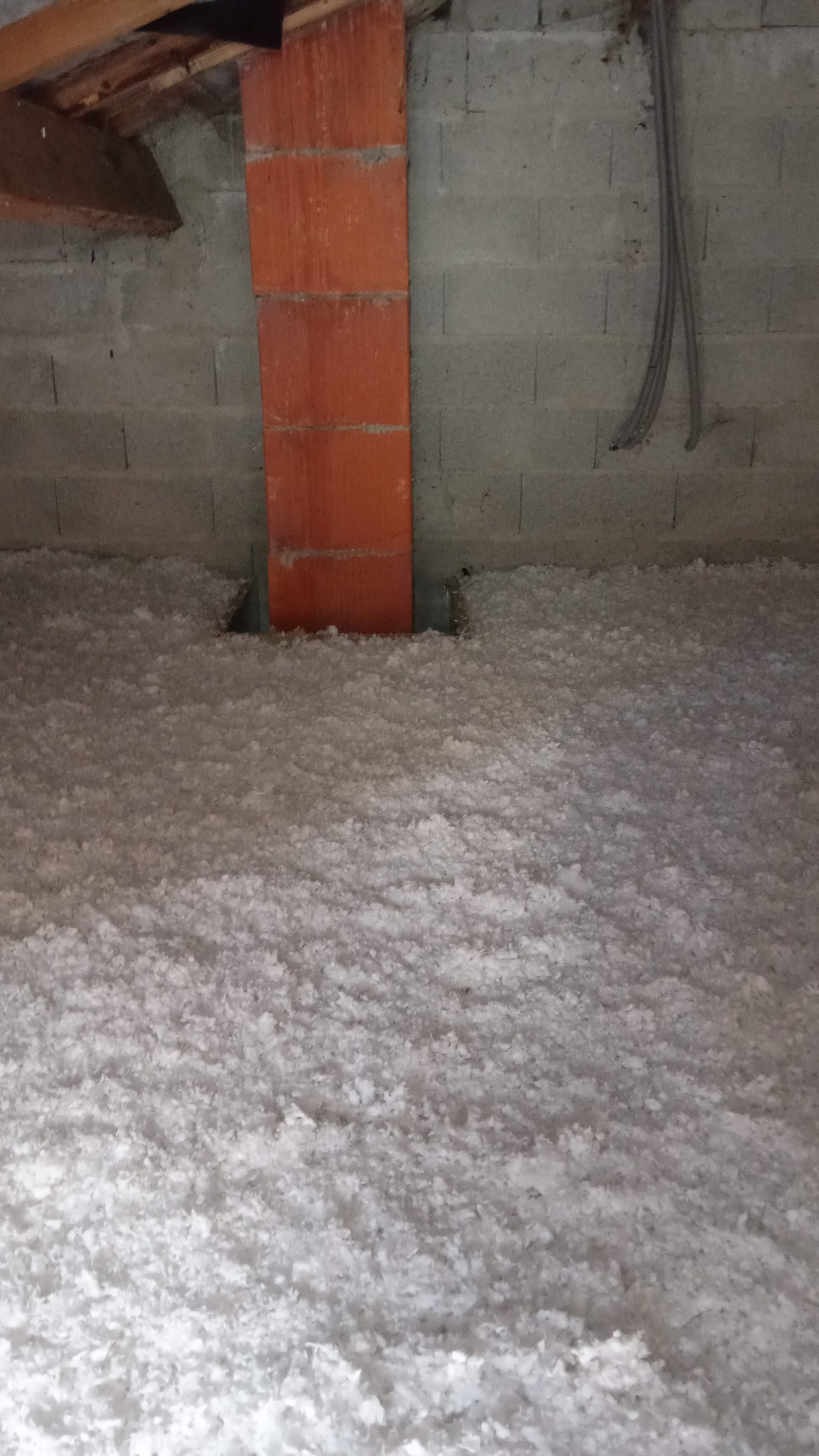 GTIsolation : Laine de verre blanche dans des combles 