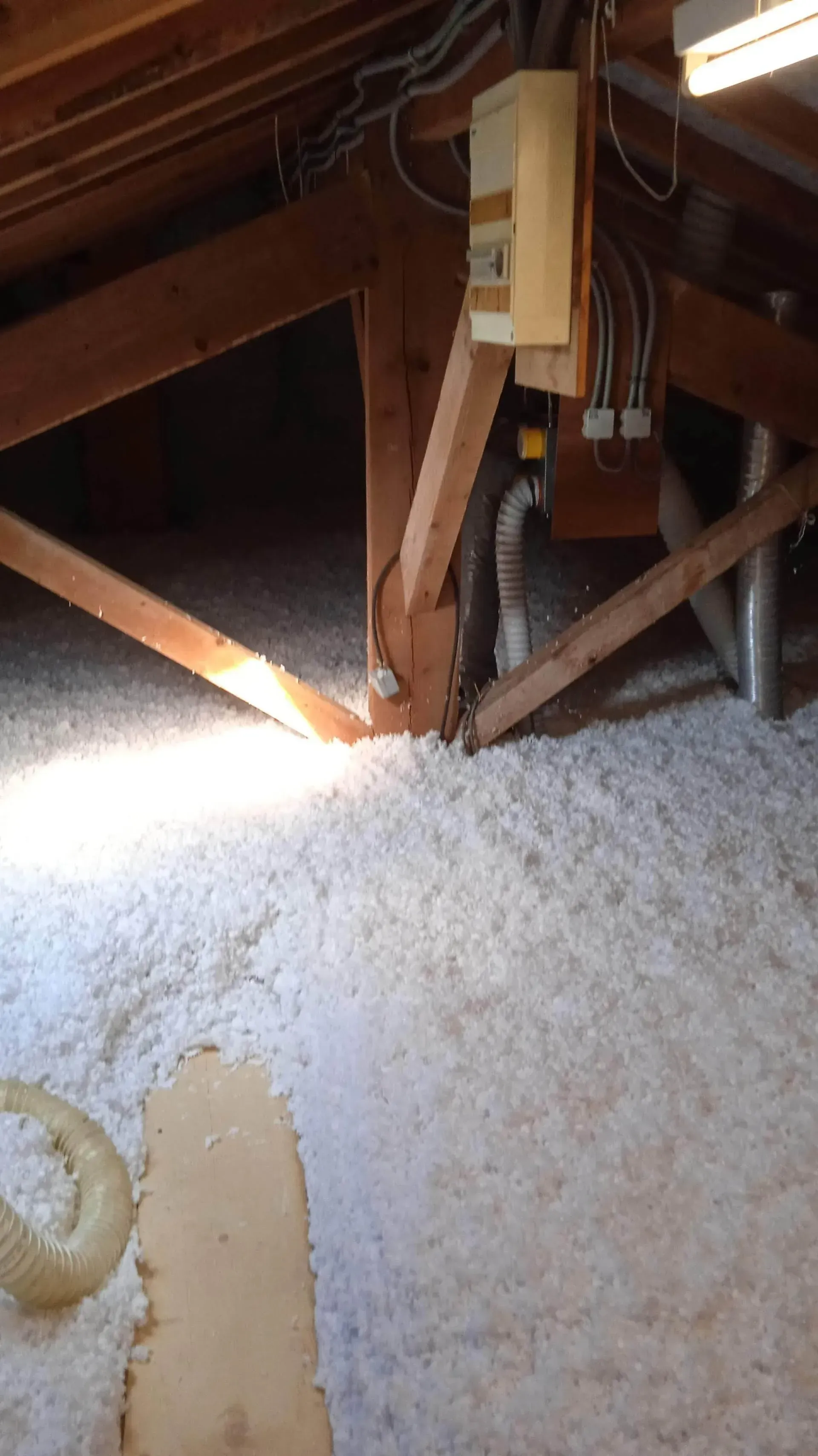 Isolation de combles par soufflage de laine de verre blanche