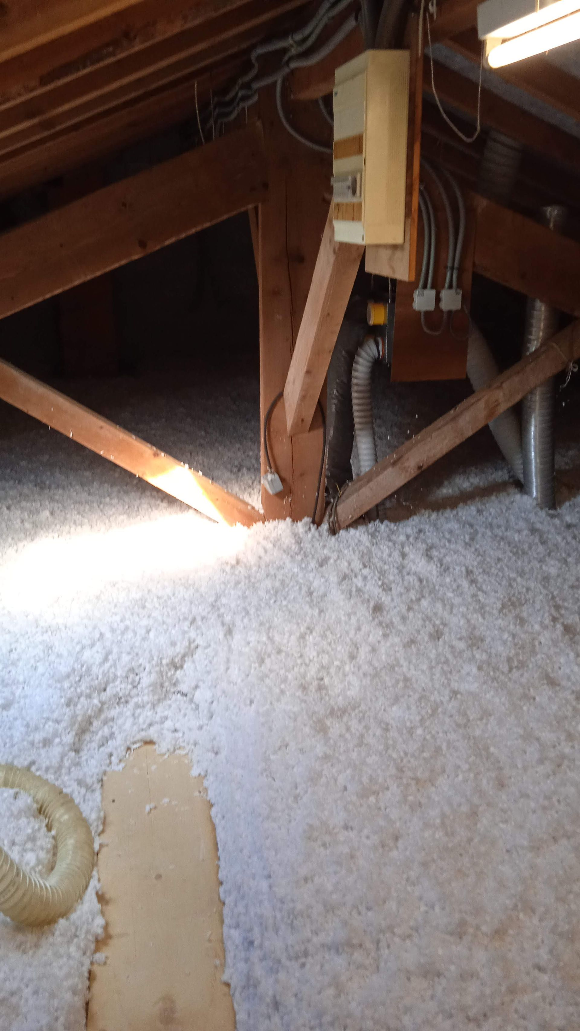 GTIsolation : Laine de verre blanche dans des combles