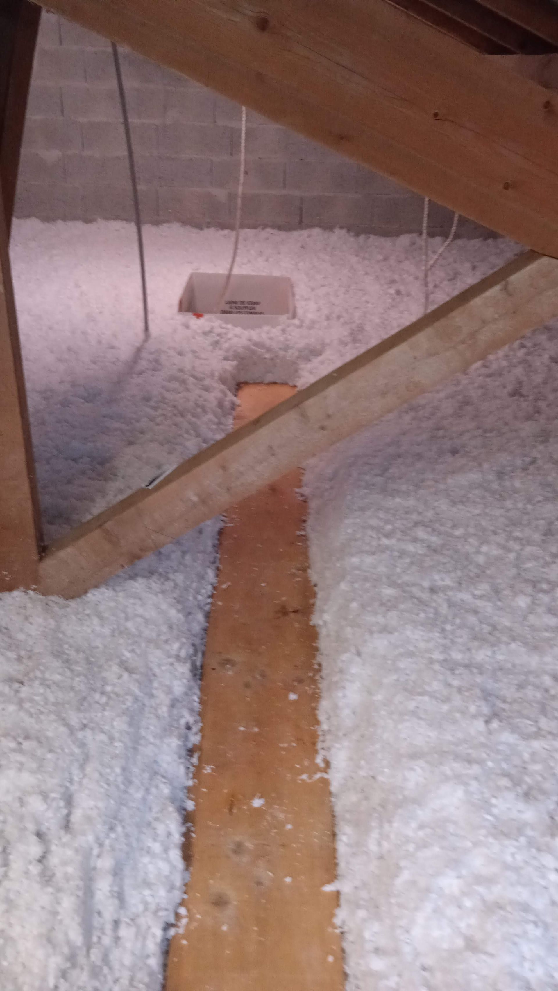 GTIsolation : Laine de verre blanche dans des combles 