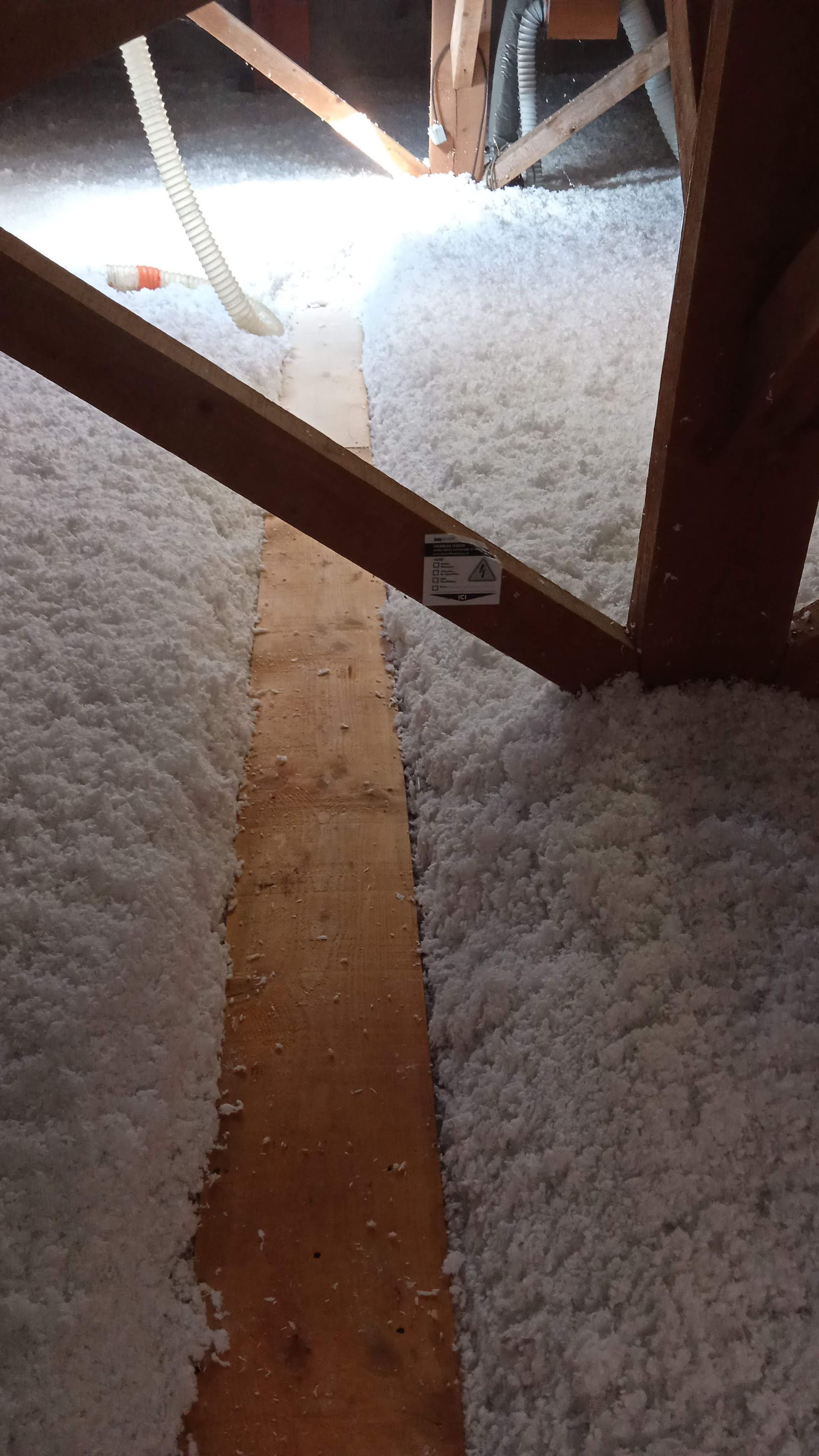 GTIsolation : Laine de verre blanche dans des combles