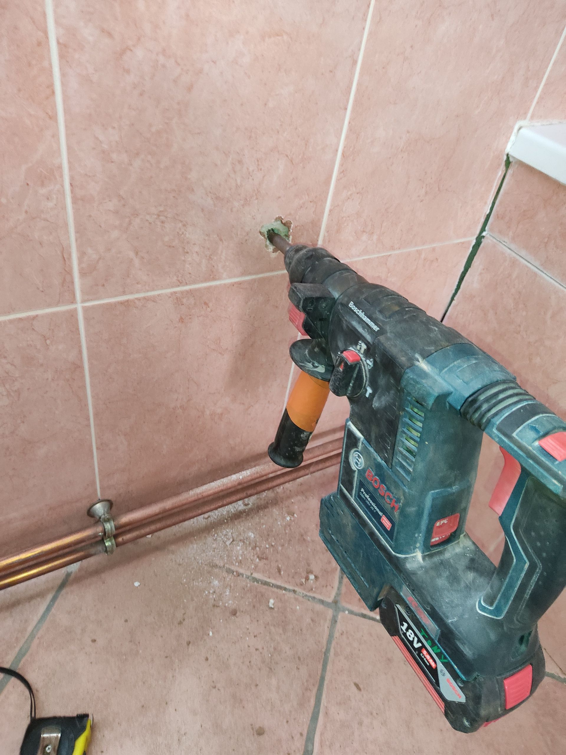 GTIsolation : Perçage de mur carrelé avant injection d'isolant