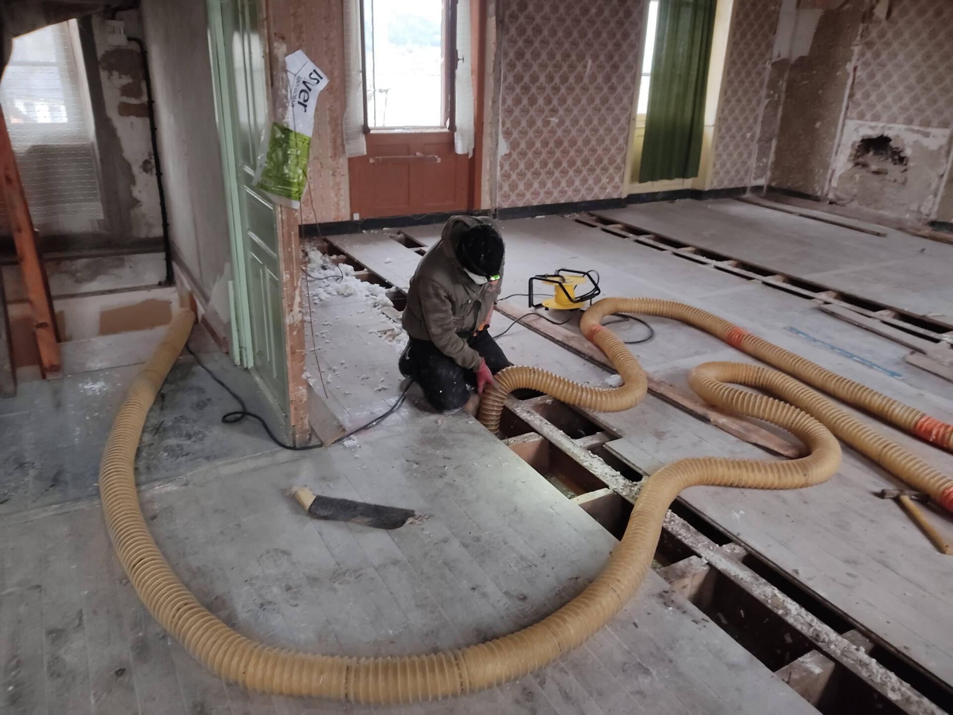 GTIsolation : insufflation de laine de verre dans un plancher