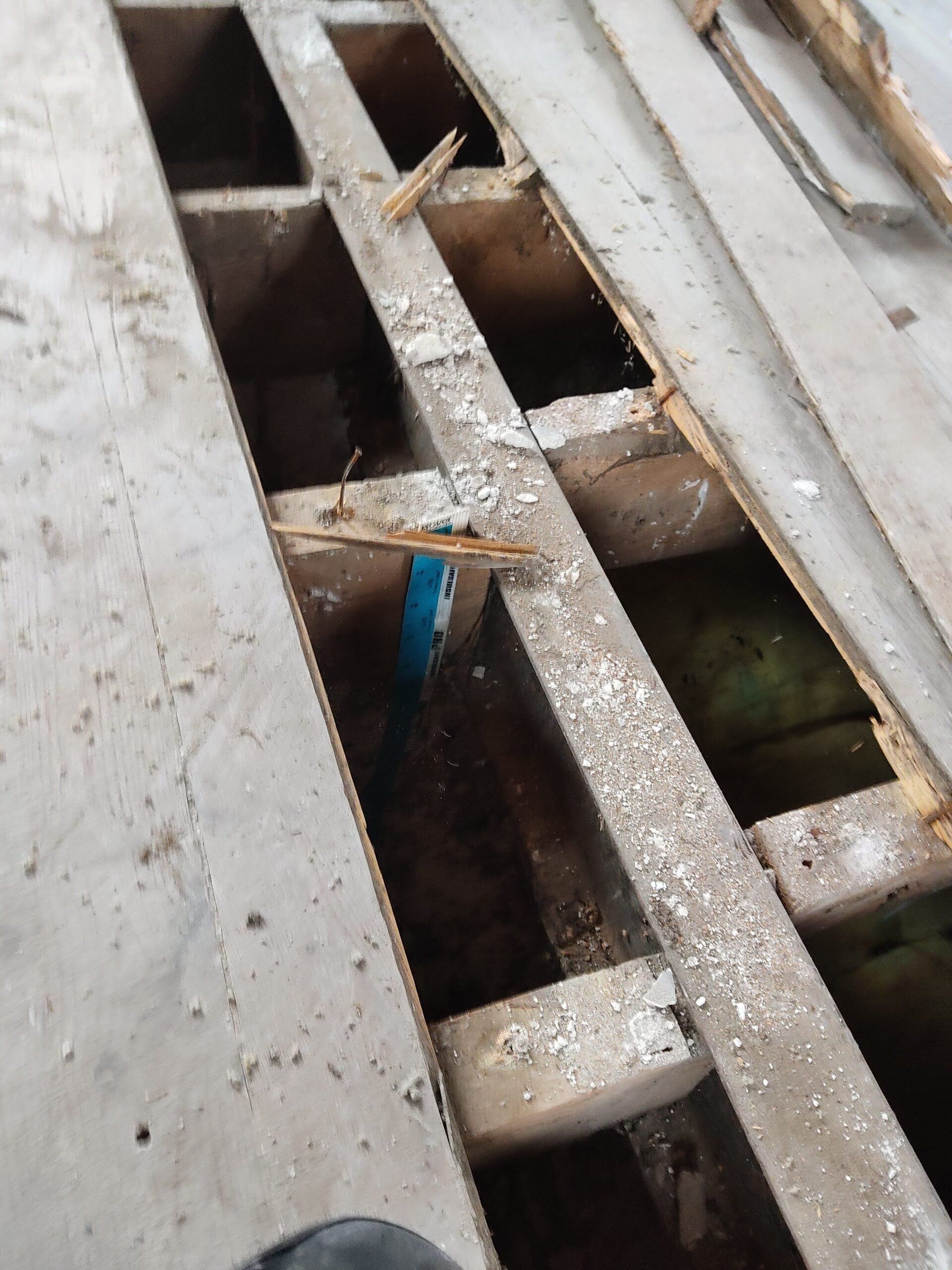 GTIsolation : insufflation de laine de verre dans un plancher