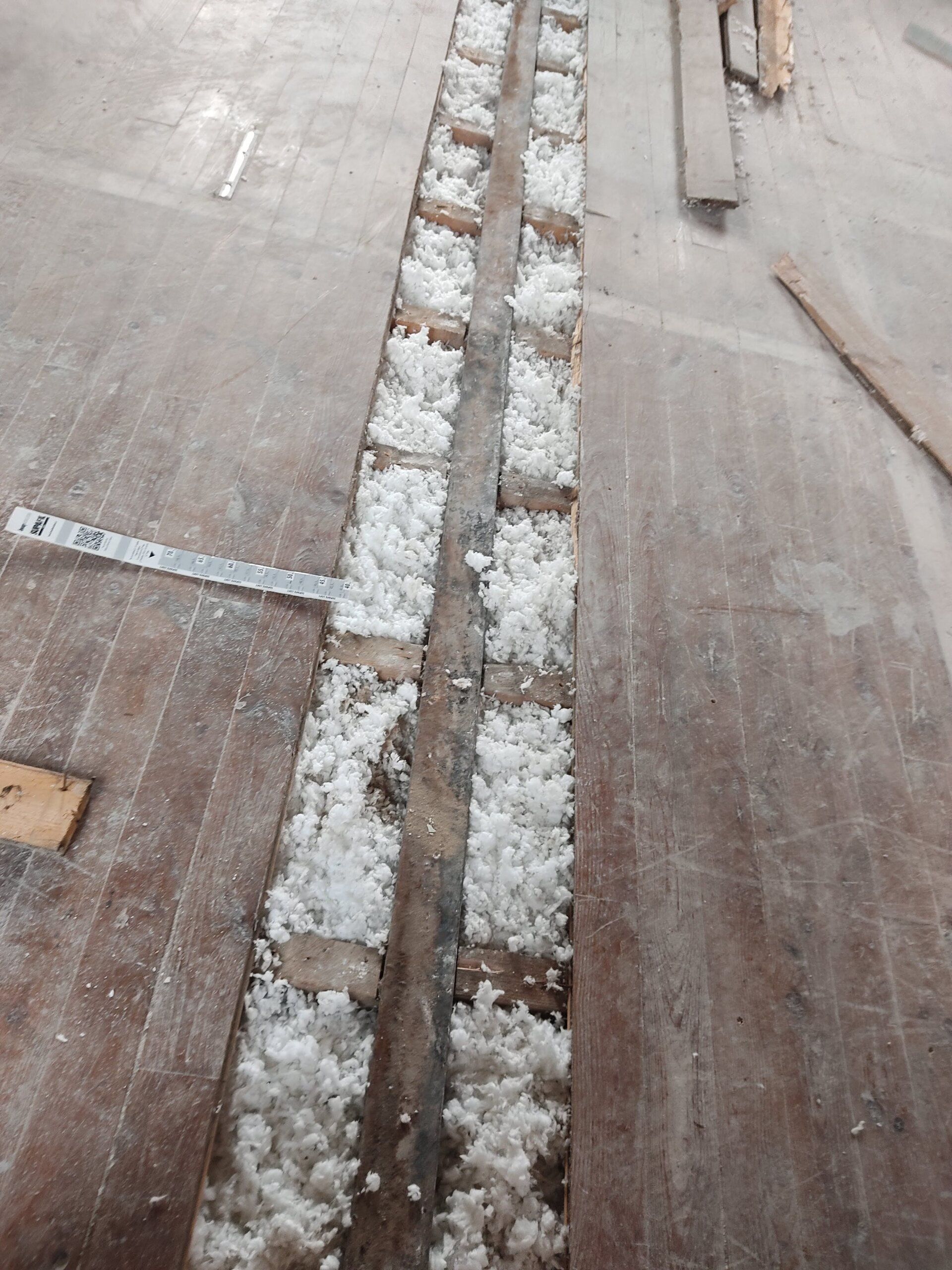 GTIsolation : insufflation de laine de verre dans un plancher