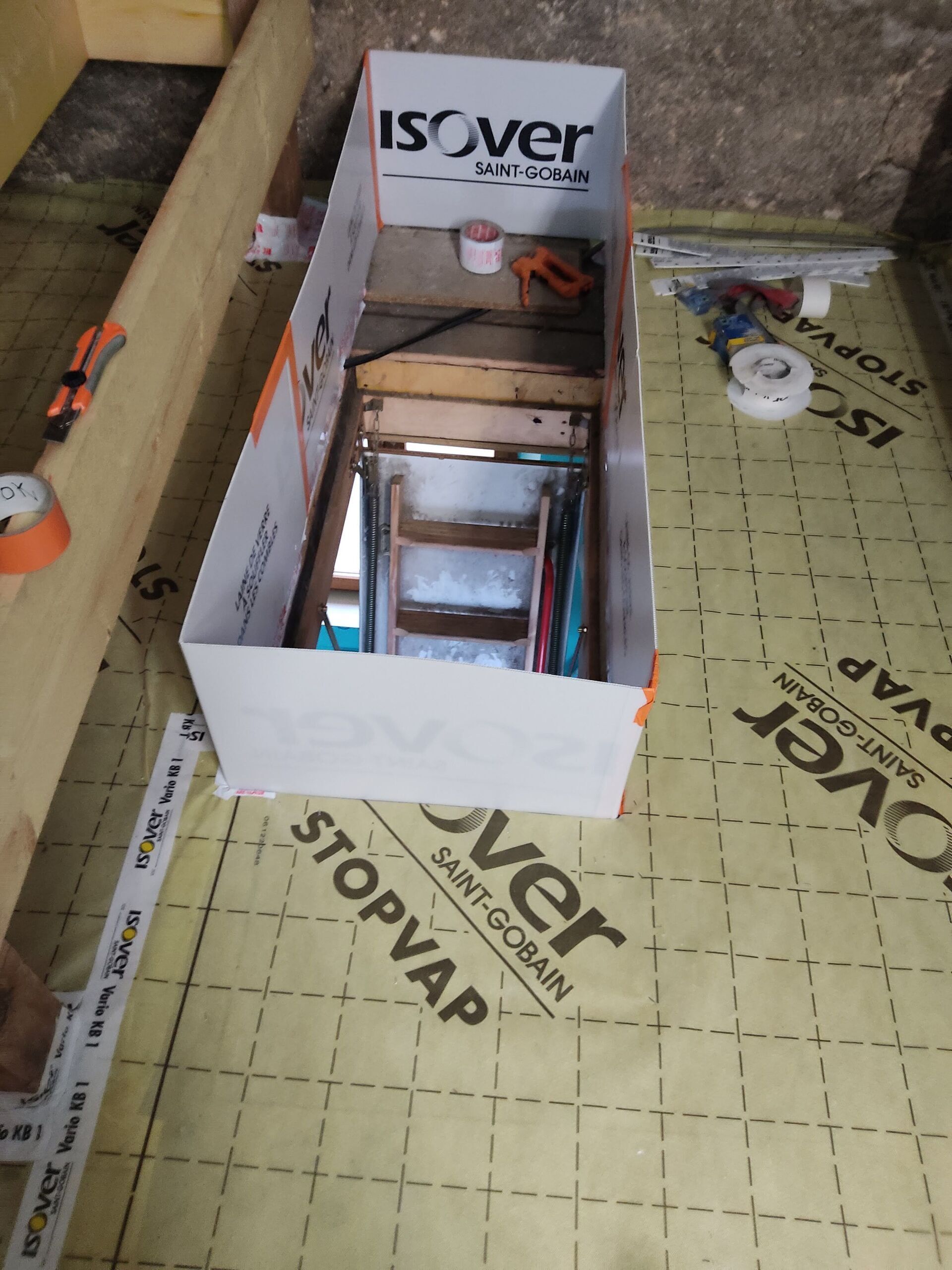 GTIsolation : pose d'une membrane pare vapeur dans les combles perdus