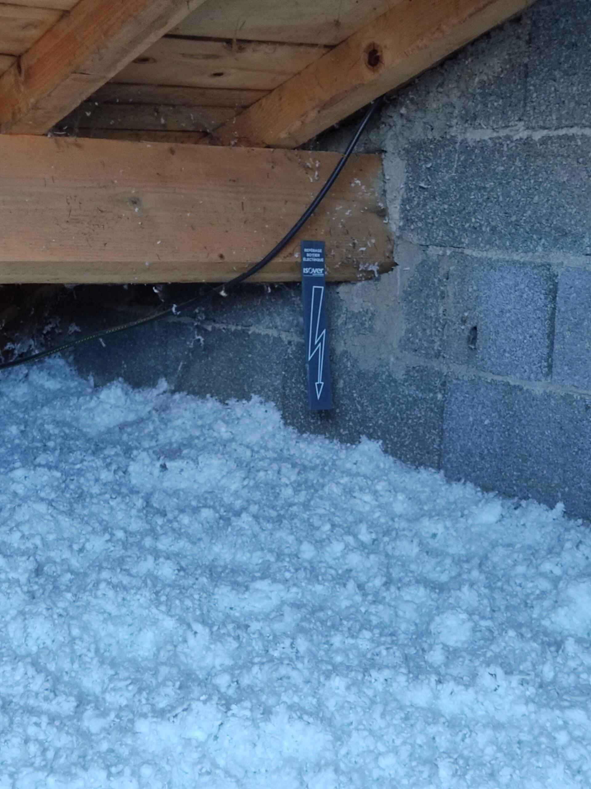 GTIsolation : isolation combles perdus avec repères de boîtiers électriques