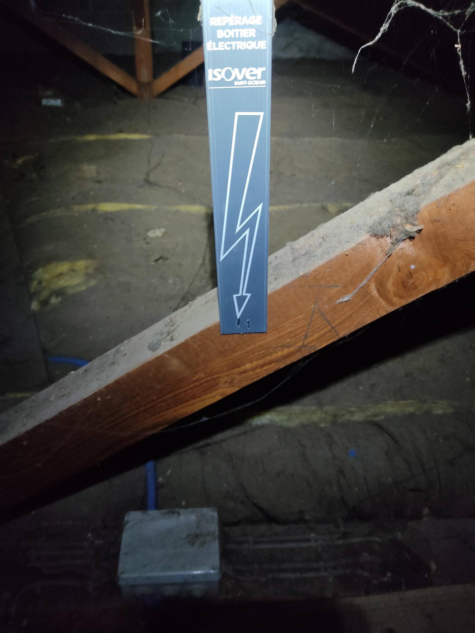 GTIsolation : isolation combles perdus avec repères de boîtiers électriques