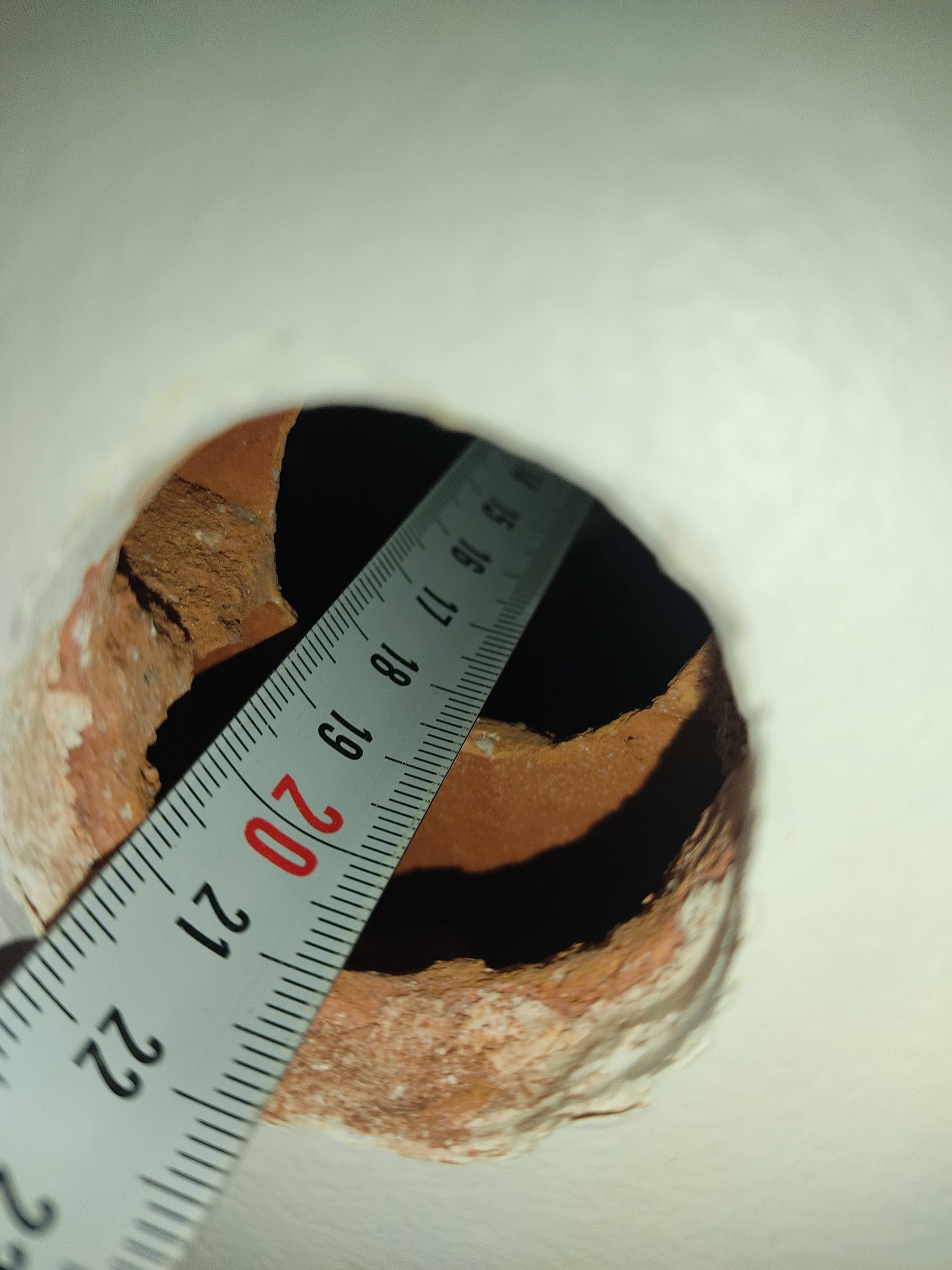 GTIsolation : Artisan insérant un mètre dans un mur pour mesurer la profondeur 