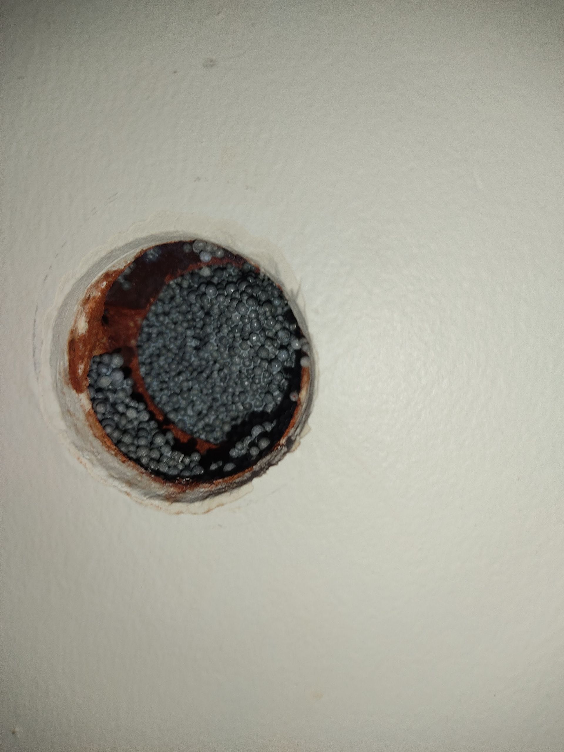 GTIsolation : Vue dans un mur après injection de billes de polystyrène