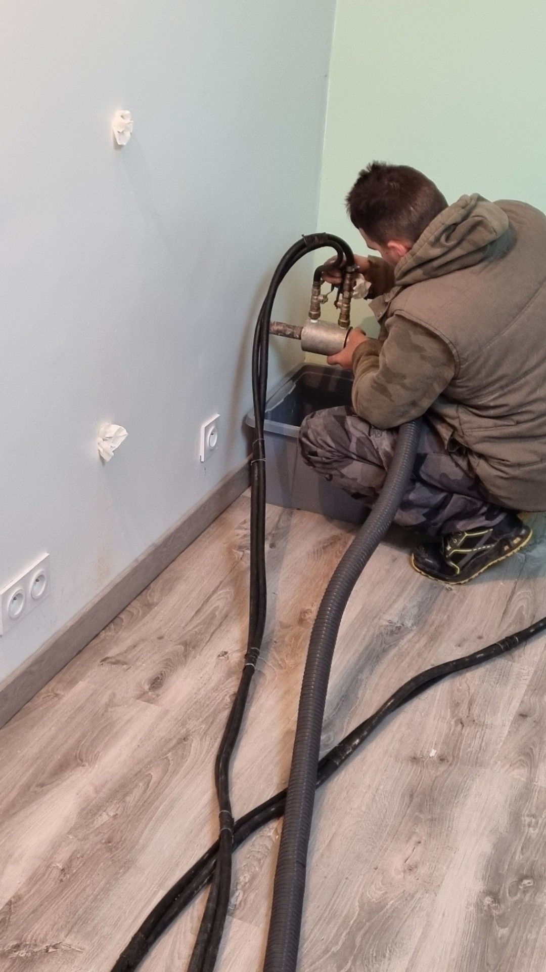 GTIsolation : Artisan injectant du polystyrène dans un mur 