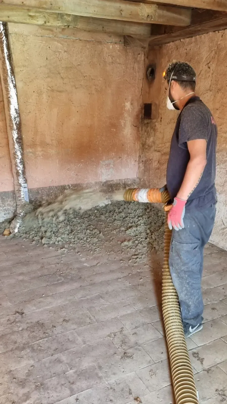 Isolation de combles par soufflage de laine de roche