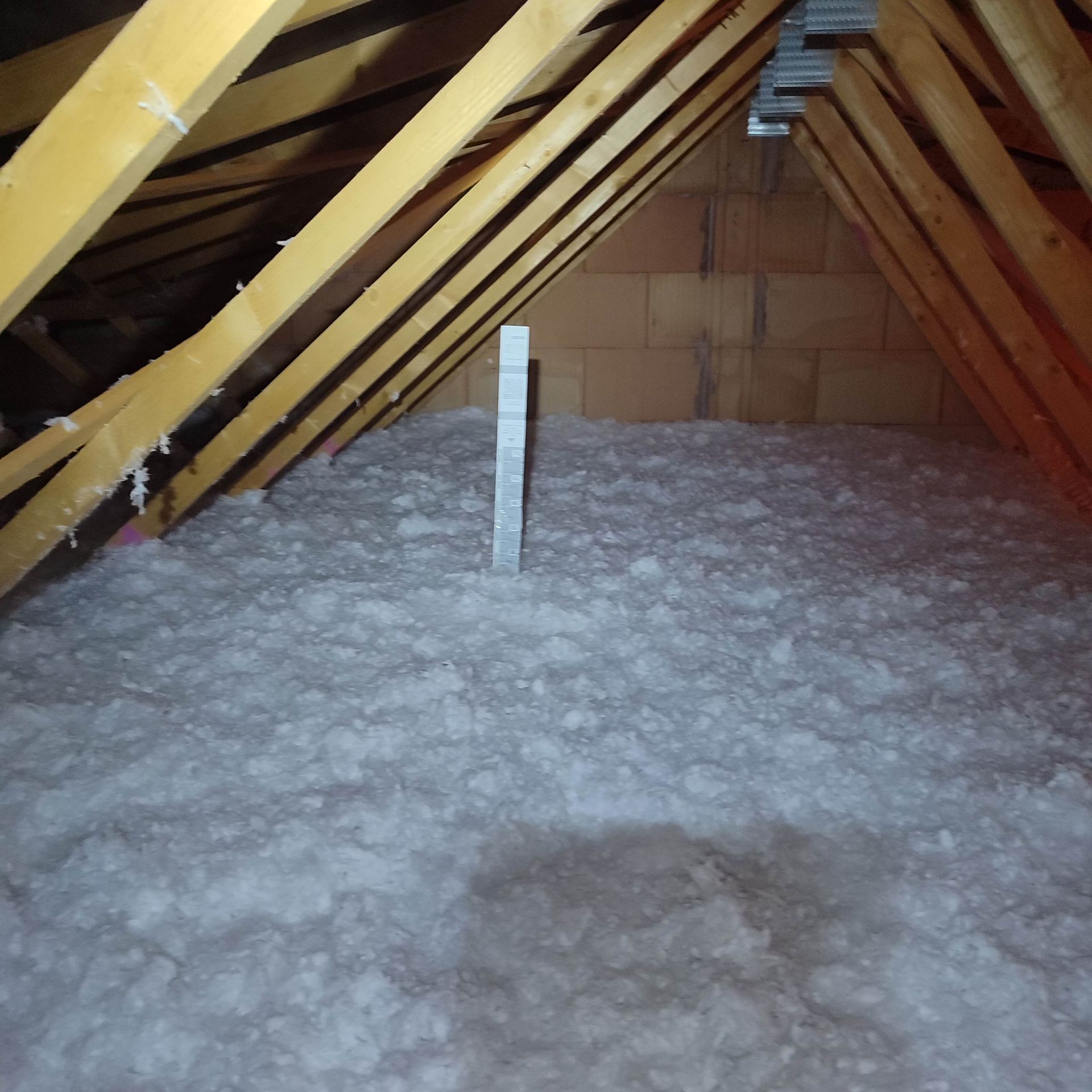 GTIsolation : Isolation de combles par soufflage de laine de verre blanche 