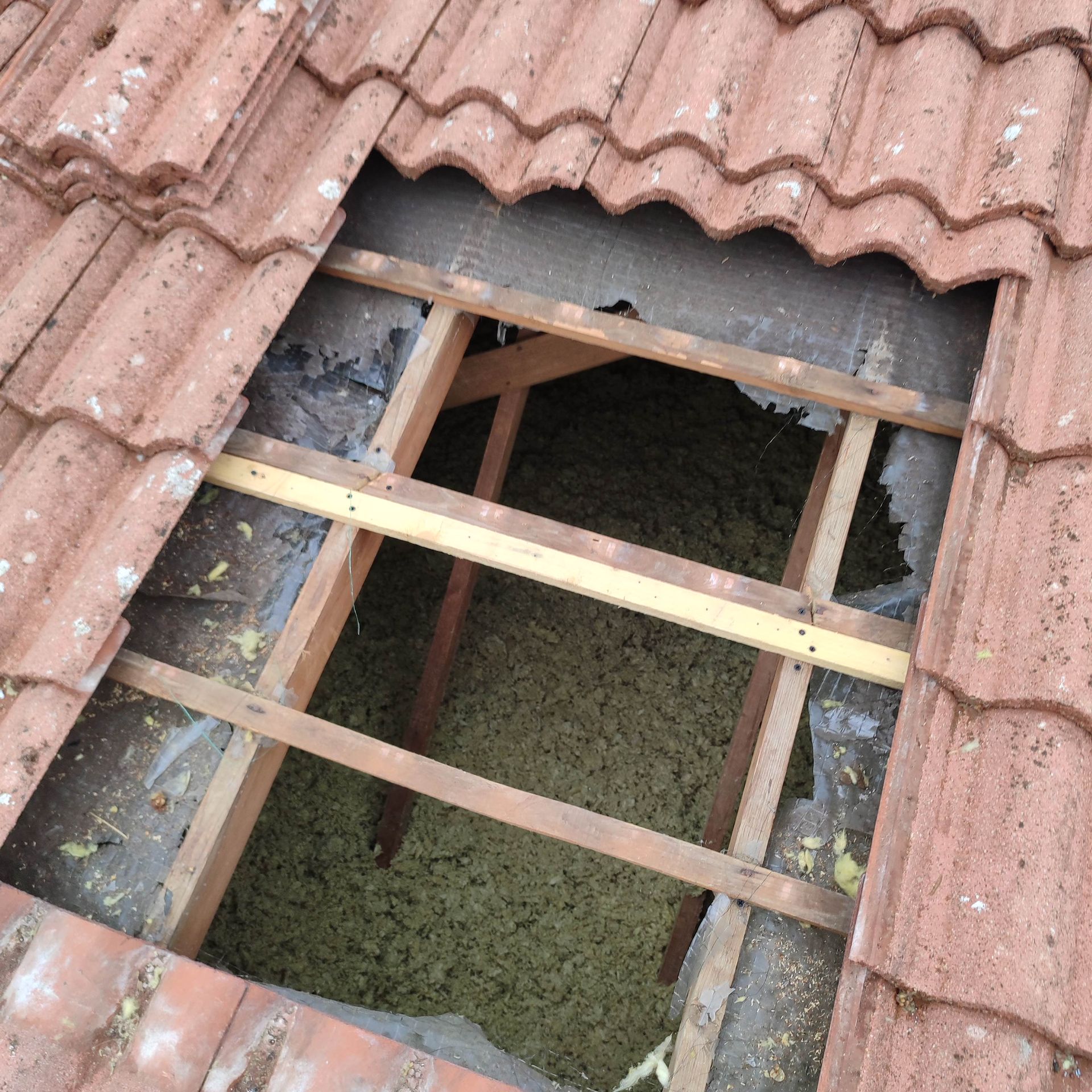 GTIsolation : Vue de combles isolés à travers une toiture