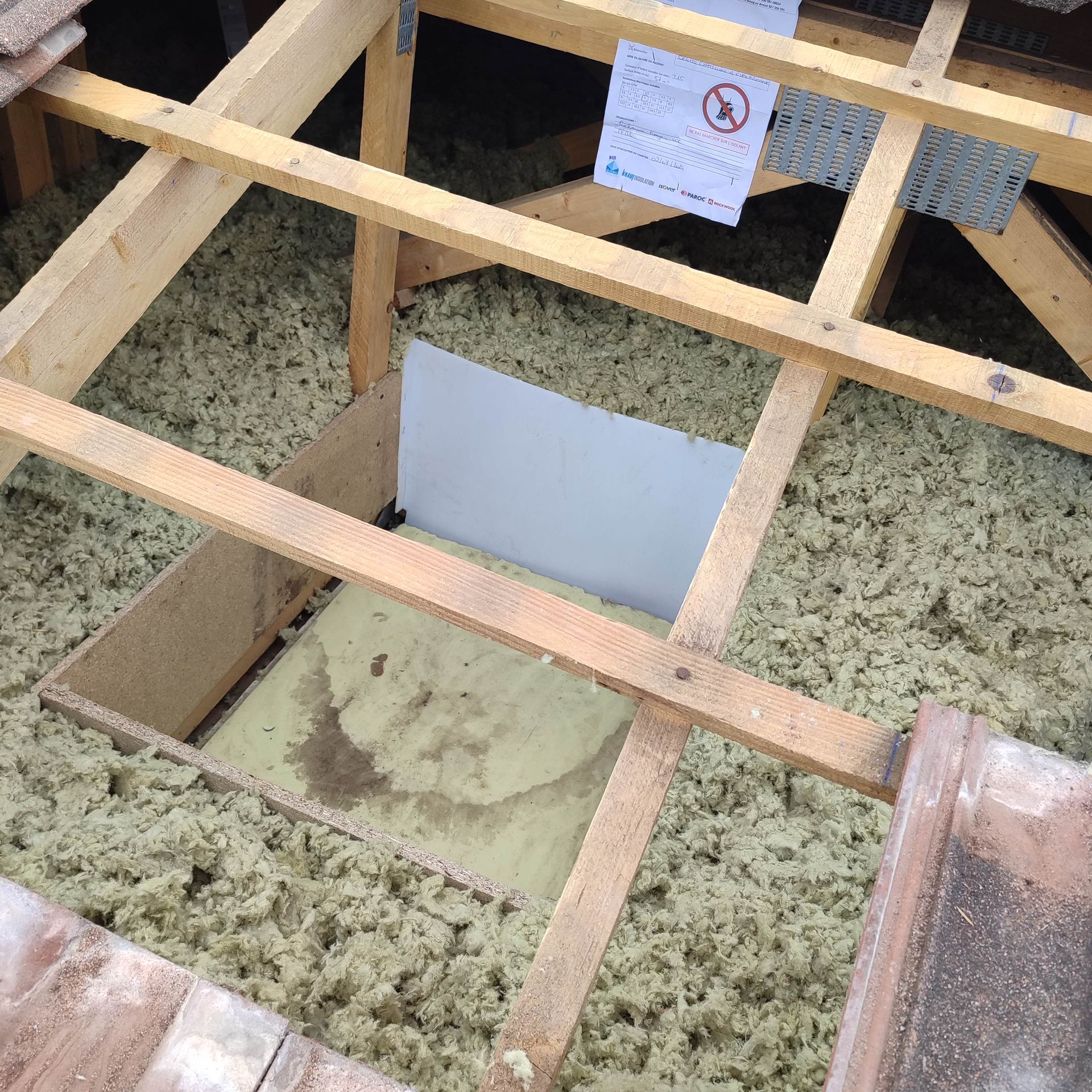 GTIsolation : Combles remplis d'isolant laine de roche