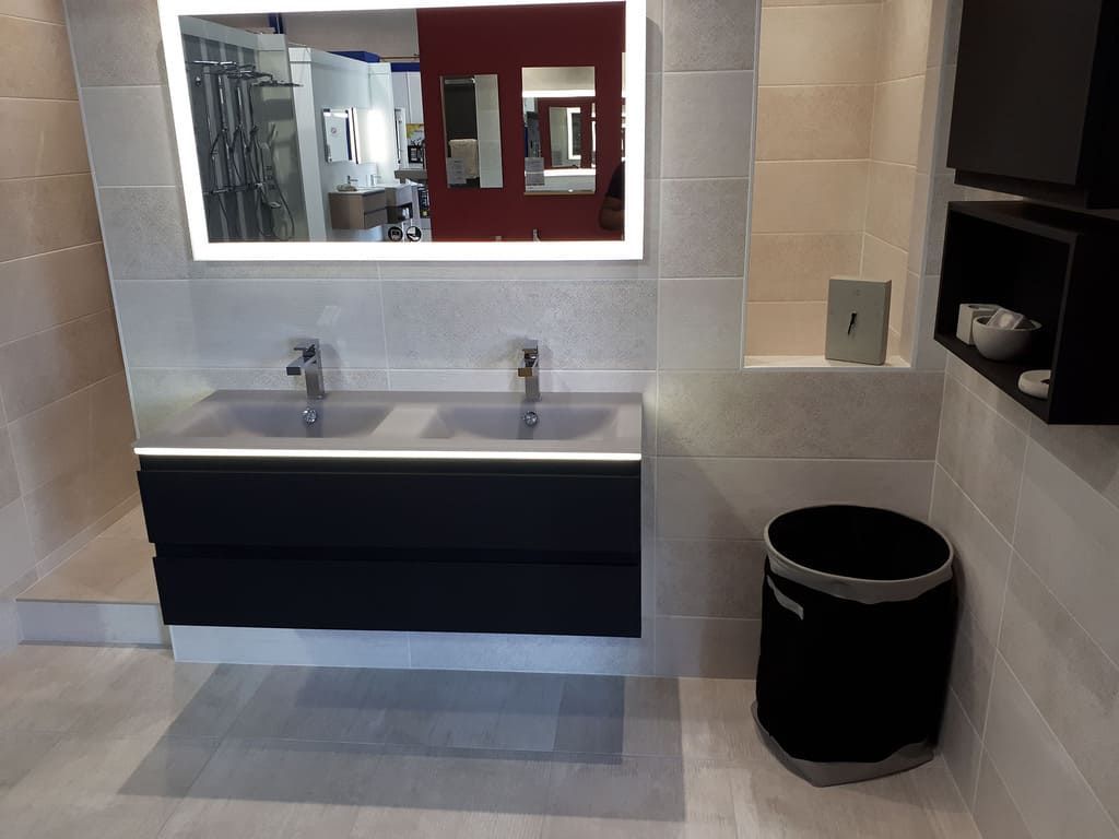 Meuble moderne salle de bains et miroir éclairé