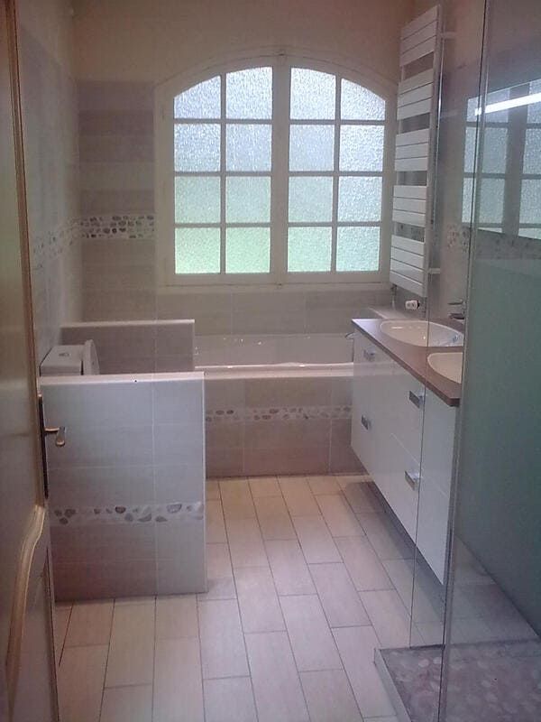 Carrelage mural et fresque salle de bains