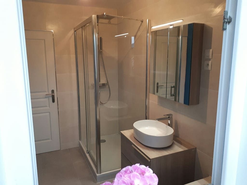 Vasque oval et douche à l'italienne