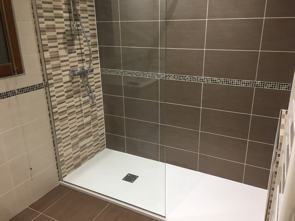 Douche à l'italienne, carrelage mural marron et mosaïque