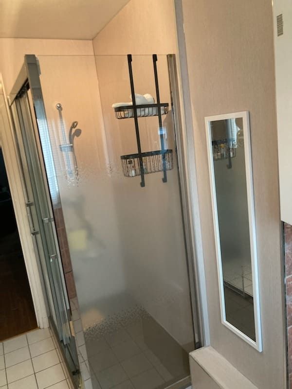 Paroie vitrée d'une douche à l'italienne