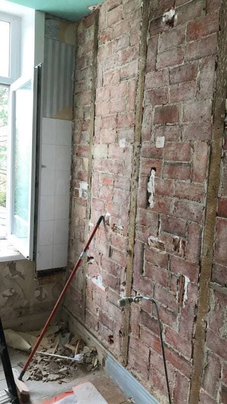 Mur en briques salle de bains avant rénovation