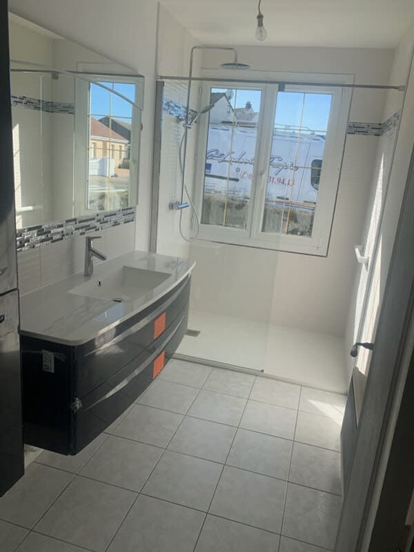 Grand meuble vasque salle de bains  et large douche à l'italienne