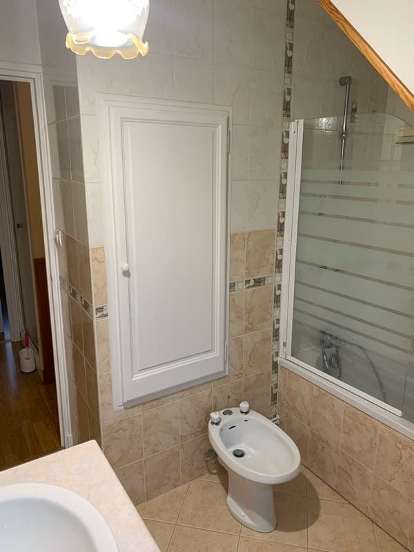 Salle de bains avec bidet et armoire encastrée