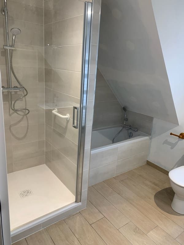 Douche à l'italienne et petite baignoire