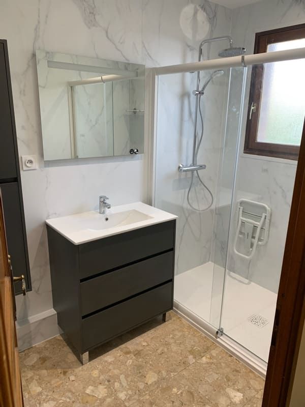 Douche à l'italienne avec accessoire PMR