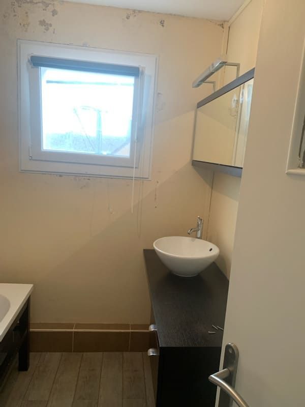 Rénovation murs salle de bains avec des traces l'humidité