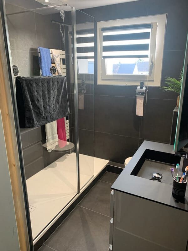 Carrelage gris salle de bain, grands carreaux