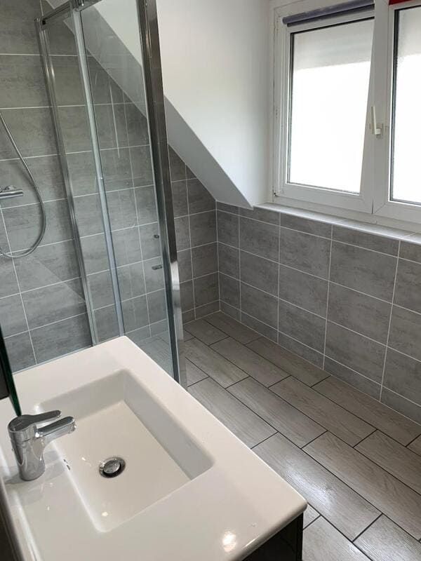 Carrelage mural salle de bains, grands carreaux, gris clair