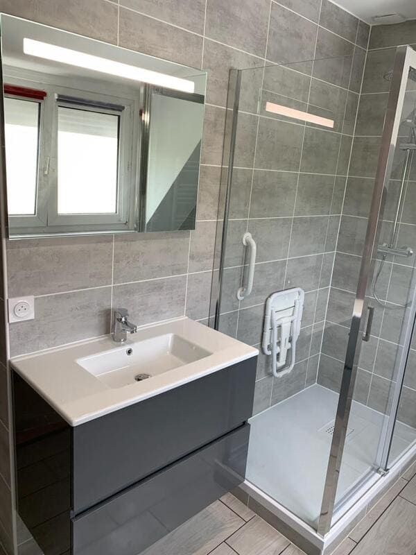 Douche à l'italienne avec assise PMR