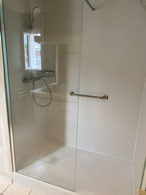 Carrelage mural d'une douche à l'italienne