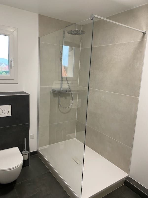 Douche à l'italienne, paroi vitrée