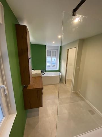 Salle de bains, vert et bois, carrelage, grands carreaux