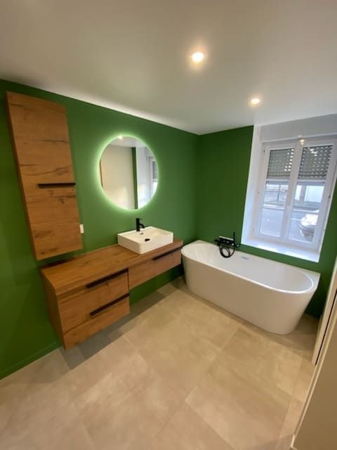 Salle de bains, vert et bois, carrelage au sol