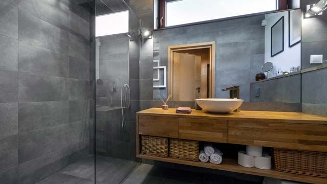 Salle de bains, douche à l'italienne, vasque sur meuble en bois