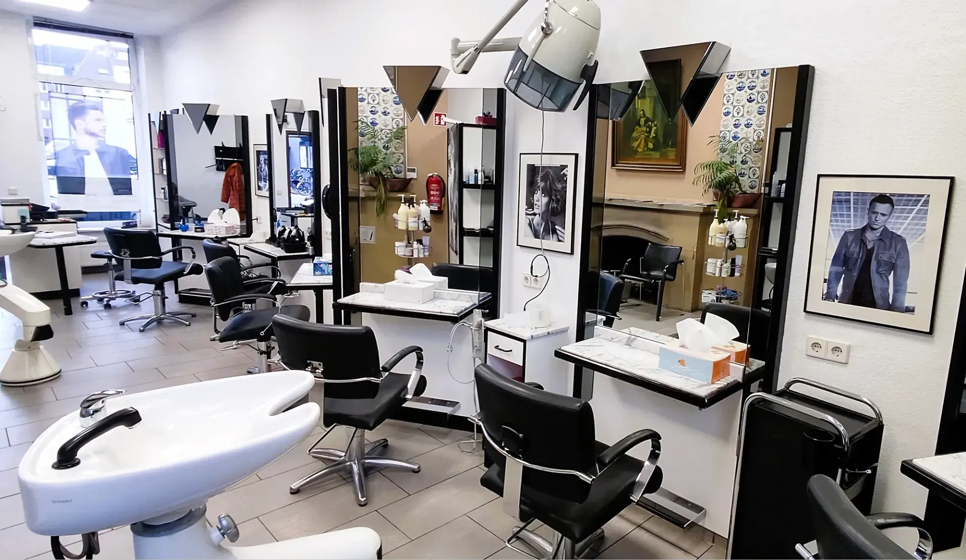 Ein Friseursalon mit vielen Stühlen und einem Waschbecken