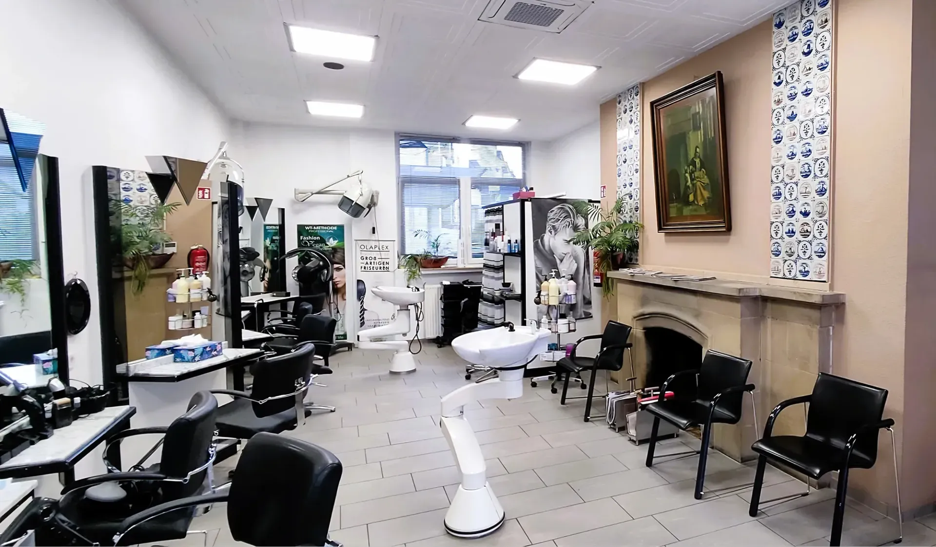 In der Mitte des Raumes befindet sich in einem Salon ein Kamin.
