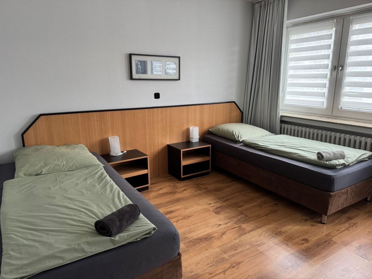 Ein Hotelzimmer mit zwei Betten und zwei Nachttischen