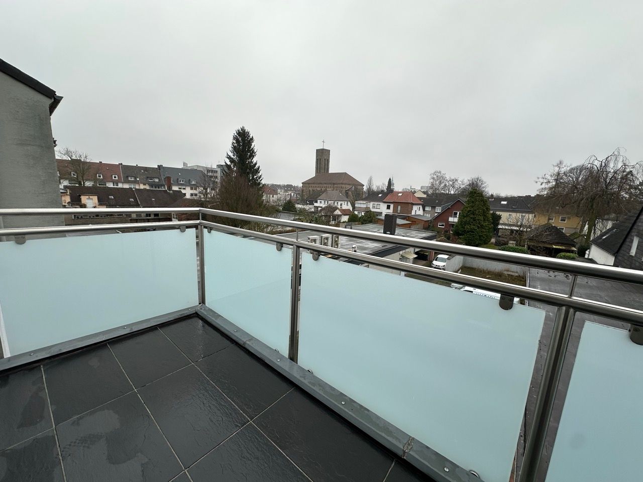 Ein Balkon mit Blick auf die Stadt an einem bewölkten Tag