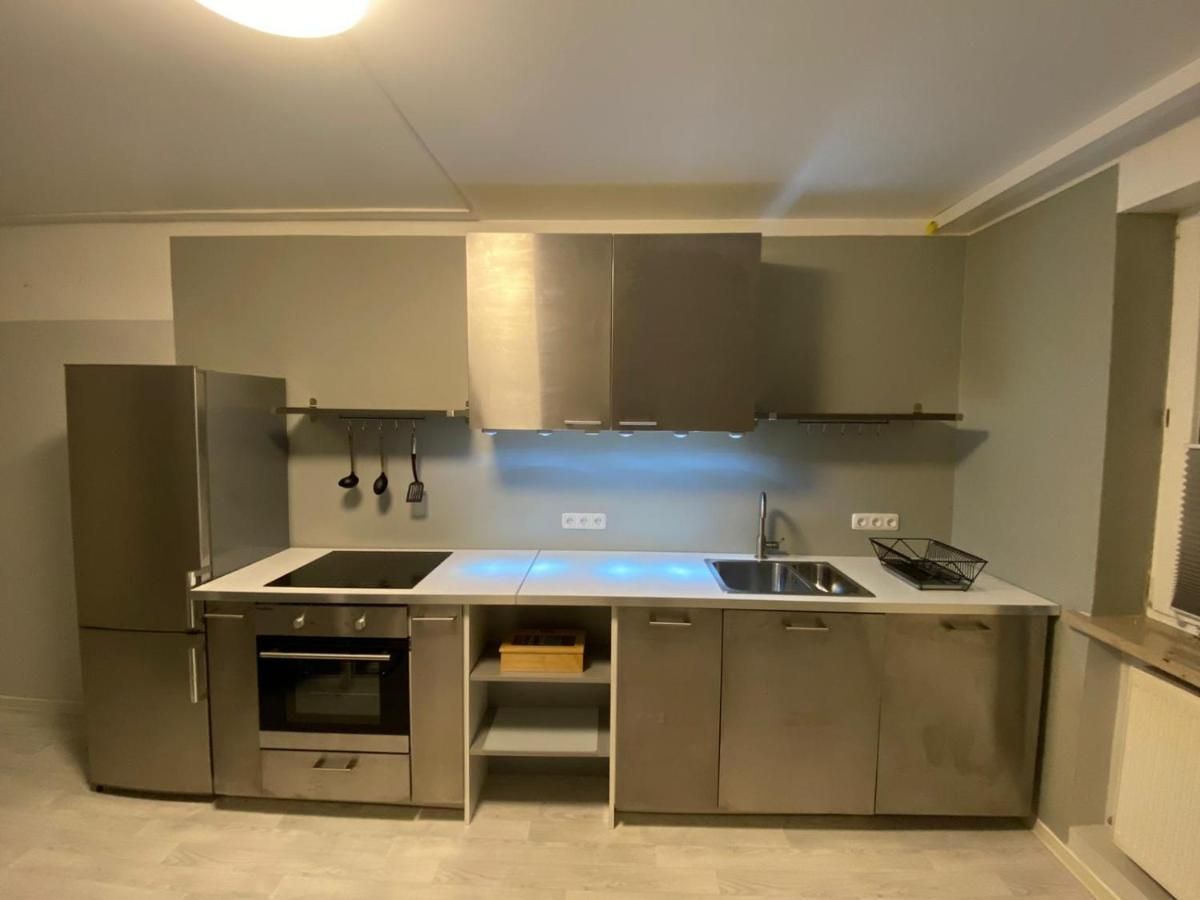 Eine Küche mit Schränken und Geräten aus Edelstahl