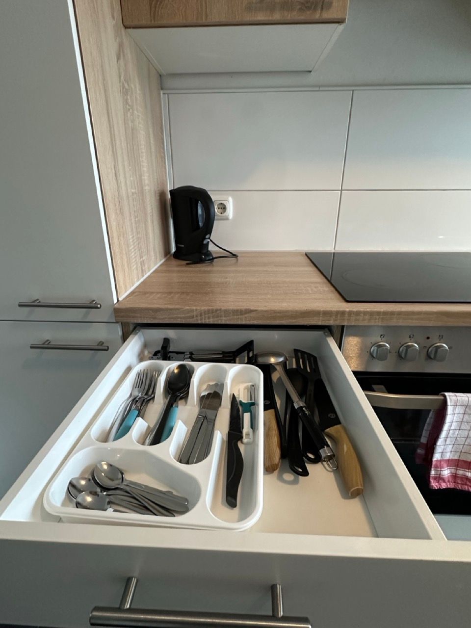 Eine Küchenschublade voller Utensilien und Kochutensilien