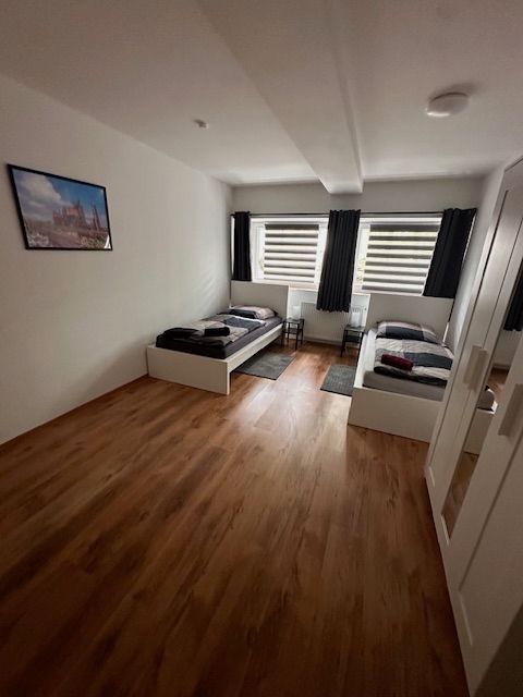 Ein Schlafzimmer mit zwei Betten und einem Bild an der Wand.