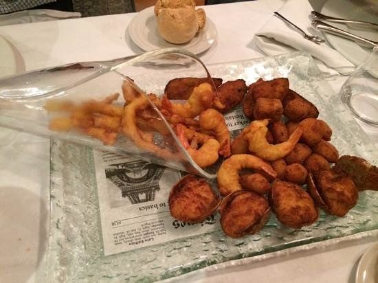 Un plato de camarones fritos se encuentra sobre una mesa.
