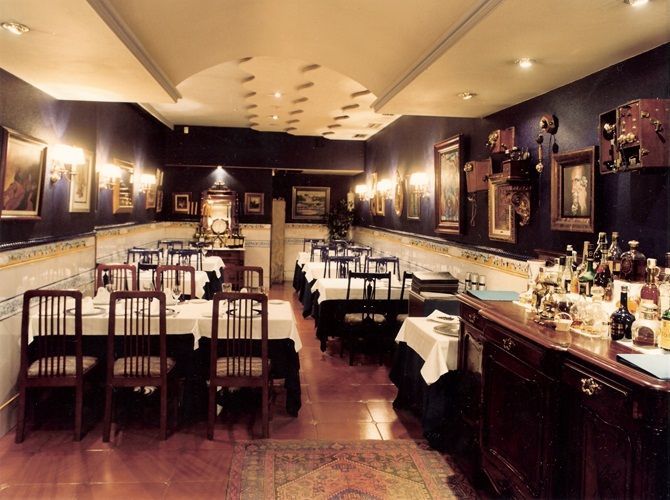 Un restaurante con mesas y sillas y un bar.