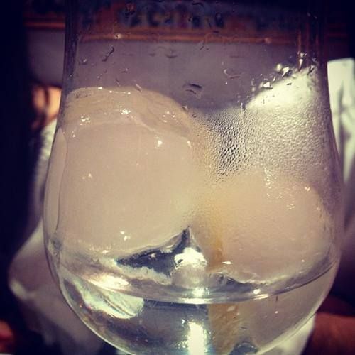 Un vaso de agua con cubitos de hielo