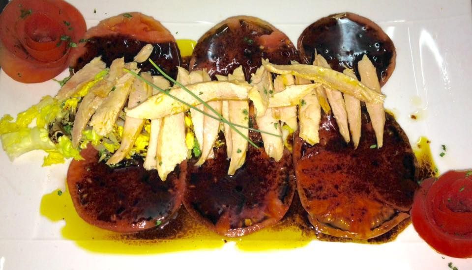 Un primer plano de un plato de comida sobre una mesa.